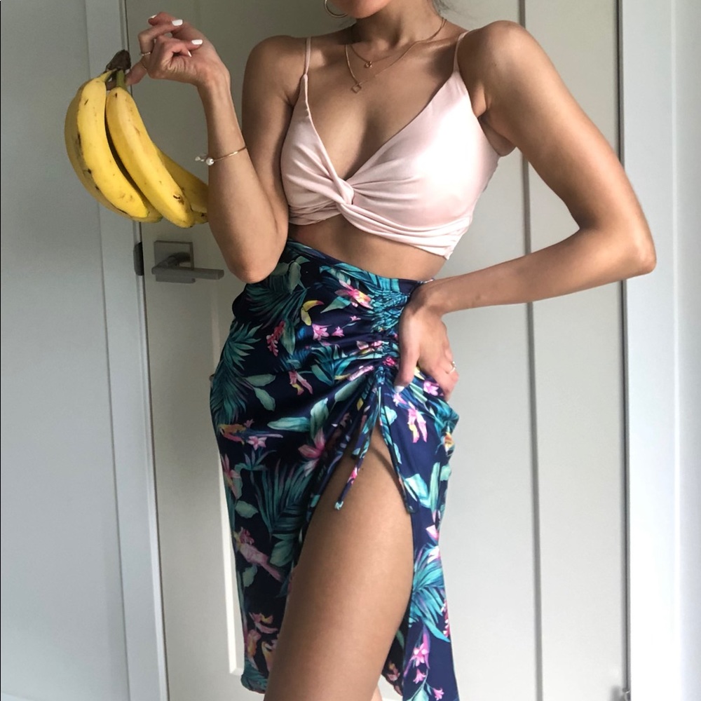 Adjustable tie skirt